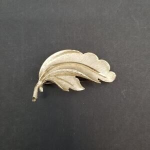 BSK Jewelry Vintage goldtone Leaf brooch pin
